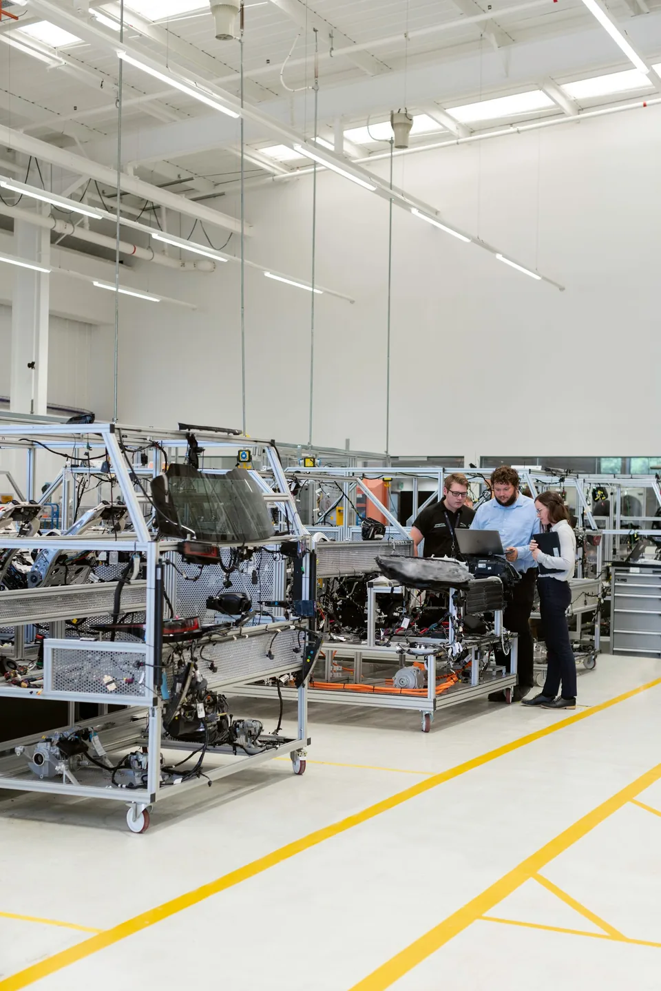 Engineers in gesprek bij technische apparatuur